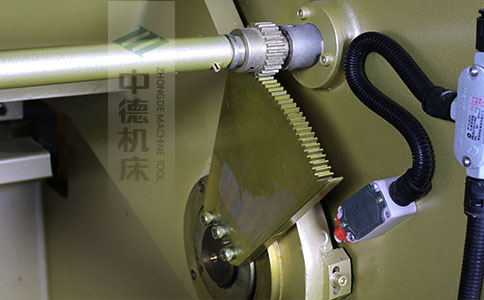 ZDS-450采用高精度刀片間隙調節(jié)齒輪，經(jīng)過淬火高硬度又耐磨，表面鍍鋅不生銹，長年累月使用依然有很高的調節(jié)精度.jpg