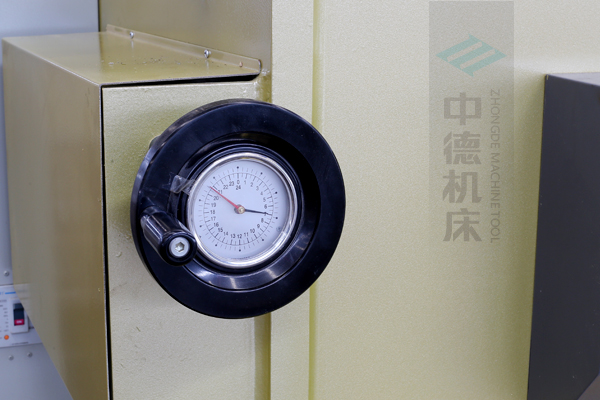 ZDG-832刀片間隙調(diào)節(jié)裝置，設(shè)置在機(jī)架前面，并有刻度顯示，調(diào)節(jié)方便.jpg