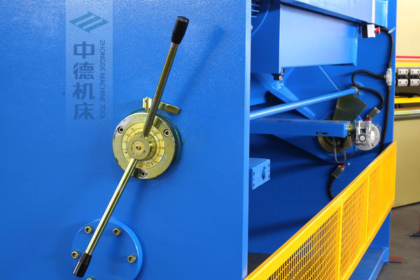 ZDSK-1632剪板機(jī)刀片間隙手動(dòng)調(diào)節(jié)器，刻度清淅，調(diào)節(jié)省力又簡便.jpg