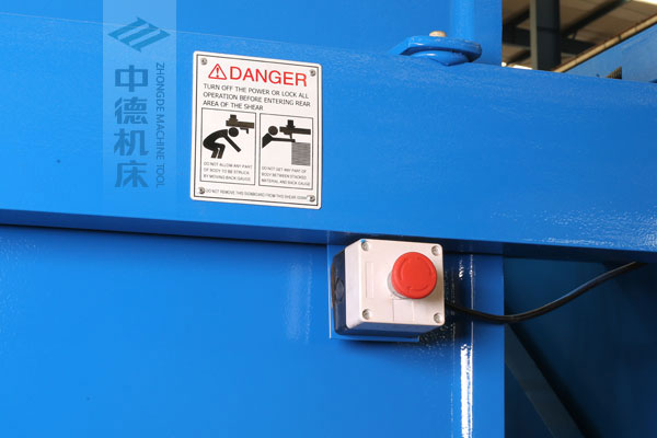 ZDSK-1632剪板機(jī)后部緊急停止按鈕，最大程度保障工人安全.jpg