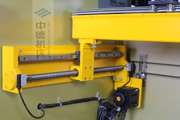 ZDPK-10032X軸配有滾珠絲桿及直線導(dǎo)軌，大功率伺服電機(jī)，鋼絲同步帶，能顯著提升X軸定位精度及速度