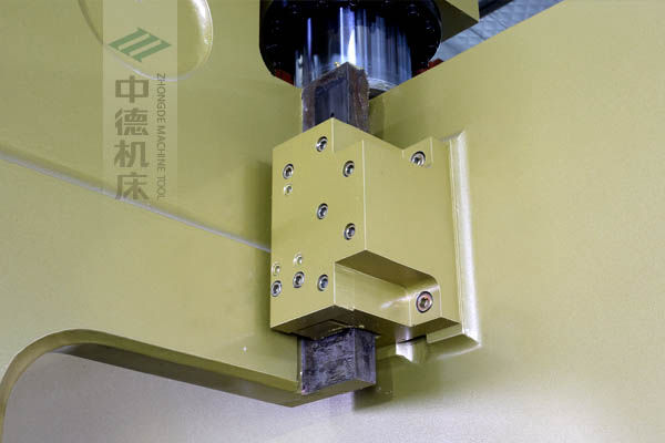 ZDP-20050加厚型滑塊導(dǎo)軌，強有力的保持滑塊間隙，有效減少工作時的抖動.jpg