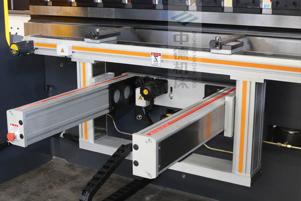 ZDPE8025-4+1軸全封套加強(qiáng)型鋁合金后檔料系統(tǒng)，內(nèi)有成套滾珠絲桿和直線導(dǎo)軌，精度高速度快噪音低.jpg
