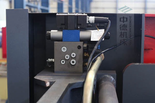 ZDPE8025采用進(jìn)口液壓系統(tǒng)，穩(wěn)定無故障，耐高溫高壓，持久工作精度高.jpg