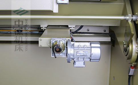 ZDS-640剪板機(jī)后檔料結(jié)構(gòu)，平行度高，并采用國內(nèi)一流品牌軸承，耐磨抗壓壽命長.jpg